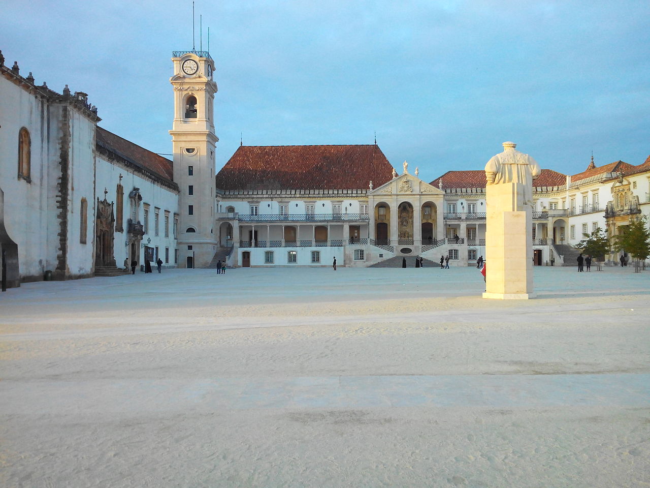Foto da faculdade de direito da universidade de Coimbra.